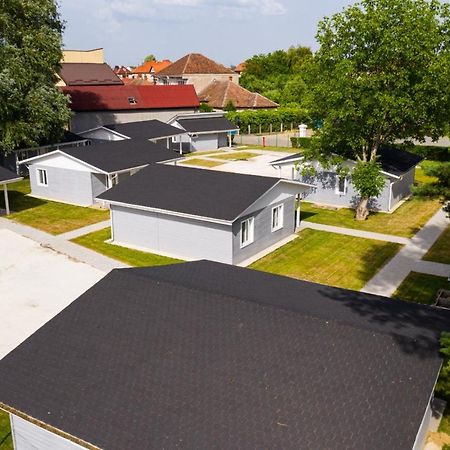 Poiana Cu Flori Aparthotel Satu Mare Bagian luar foto