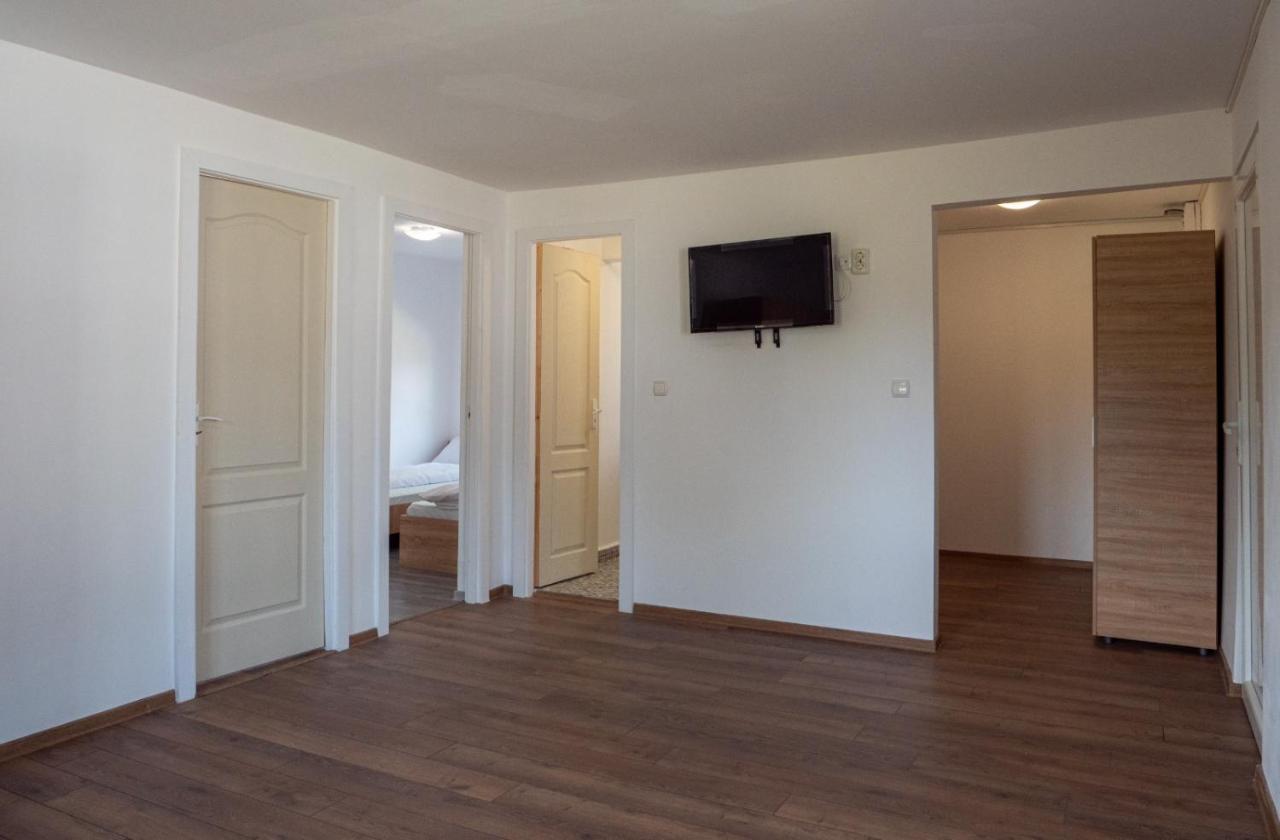 Poiana Cu Flori Aparthotel Satu Mare Bagian luar foto