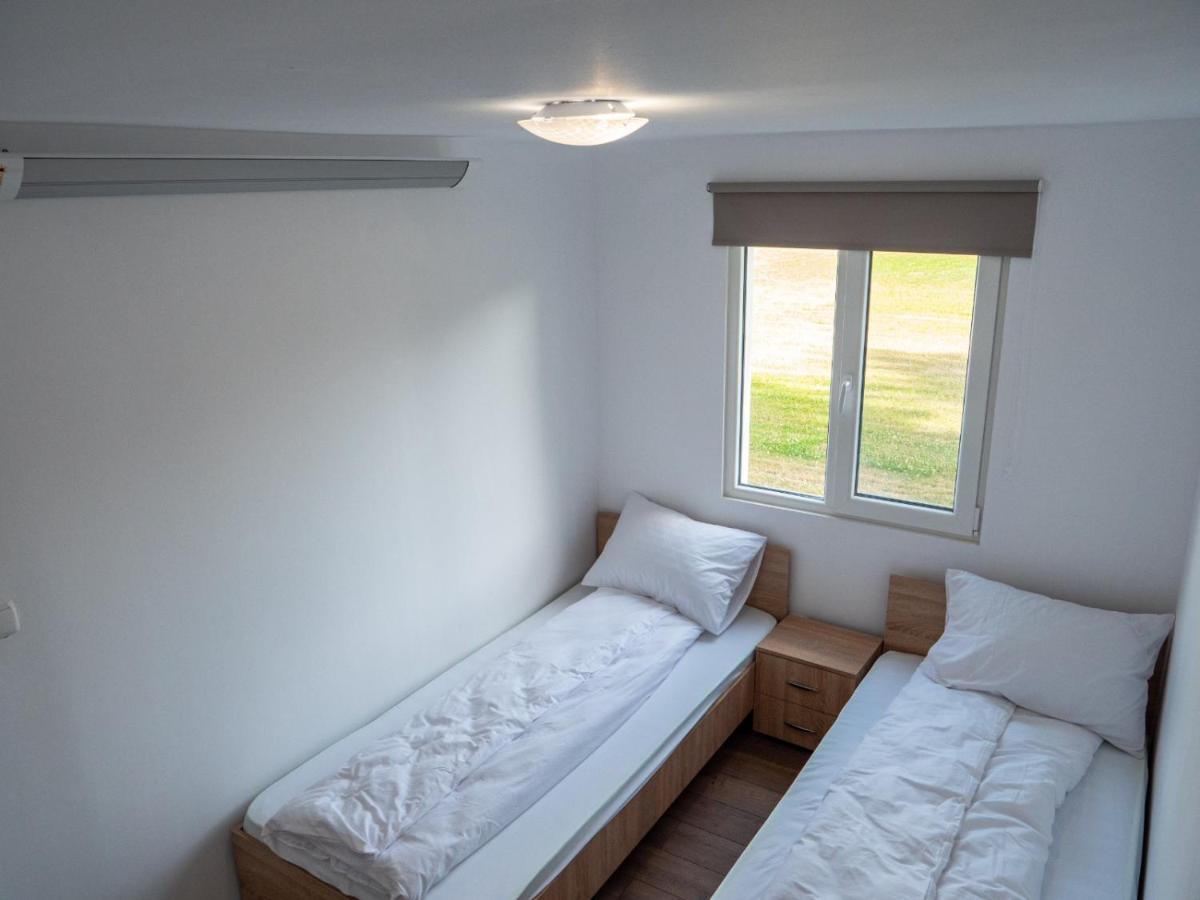 Poiana Cu Flori Aparthotel Satu Mare Bagian luar foto
